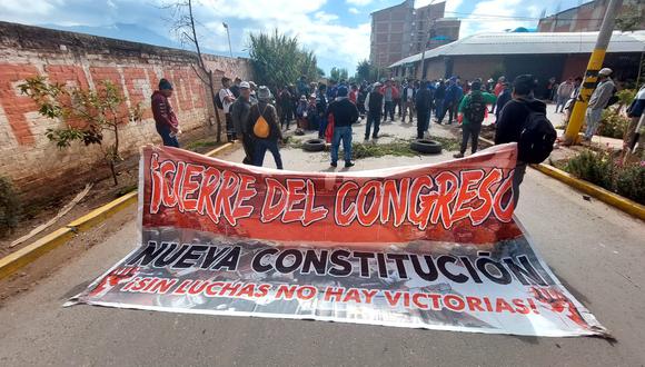 Grupo de manifestantes llegó hasta los exteriores del aeropuerto Alejandro Velasco Astete en Cusco. (Foto: Juan Sequeiros/@photo.gec)