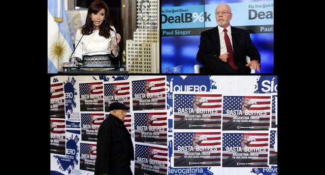FOTO 8 | 2014: Atormentada por el drama legal con Singer y otros acreedores, Argentina entró en incumplimiento una vez más, aunque a menor escala. El gobierno de Fernández incumplió un pago de intereses después de que un juez de EE.UU. dictaminara que Argentina no podía distribuir los fondos a menos que Elliott Management Corp., de Singer, y otros de los llamados "fondos buitre" recibieran pago por su deuda en mora. Esta disputa finalmente se resolvió en 2016, cuando el nuevo presidente, Mauricio Macri, pagó a los titulares que se habían resistido para que Argentina pudiera así recuperar el acceso a los mercados internacionales de deuda. 
Imagen superior: Cristina Fernández de Kirchner y Paul Singer. 
Imagen inferior: carteles de protesta contra los "fondos buitre" en Buenos Aires, 2014. (Foto: Getty)