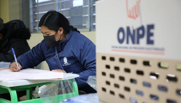 Los miembros de mesa son los encargados de instalar la mesa de sufragio y recibir los votos de los electores para luego contarlos durante las Elecciones Regionales y Municipales de Perú de 2022. (Foto: ONPE)