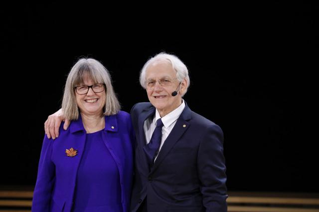 Este año, el Premio Nobel de Física se ha centrado en los avances en el campo de la física del láser, y el prestigioso galardón ha sido compartido por tres investigadores que han hecho avances significativos en esta área de estudio. Arthur Ashkin inventó las denominadas ‘pinzas ópticas’ con las que fue capaz de atrapar bacterias vivas sin dañarlas. La otra mitad del premio ha recaído en Gérard Mourou y Donna Strickland "por su método de generación de pulsos ópticos ultracortos de alta intensidad". Hay que destacar que es la primera vez desde 1963 que el Nobel de Física recae en una mujer.