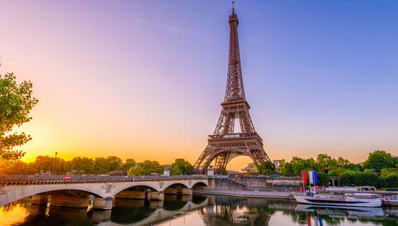 La arquitectura del hierro se impuso en París y dejó para siempre su máximo exponente, La Torre Eiffel. Además, es donde se originó la arquitectura gótica, también puede verse el París Moderno, resultado del plan de remodelación urbana que tantas críticas recibió y aún recibe. (Foto: Shutterstock)