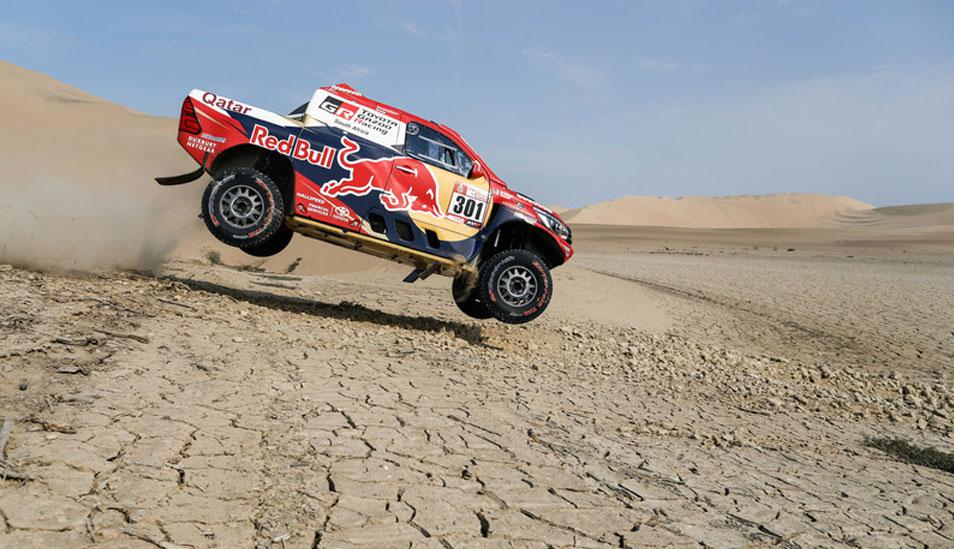 FOTO 2 | 301.- NASSER AL-ATTIYAH (QAT) - Toyota Hilux. El jeque es ya un clásico del Dakar. Correrá el rally por decimoquinta vez y al igual que Sainz busca su tercera victoria tras haber ganado en 2011 con Volkswagen y en 2015 con Mini. Ahora quiere dar su primer triunfo en el Dakar a Toyota, tras el segundo puesto logrado el año pasado. Viene además de ganar el rally de Marruecos. (Foto: Motorsport)