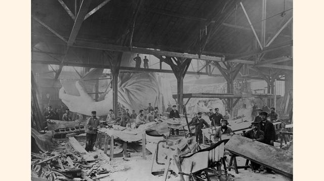 Trabajadores construyen la Estatua de la Libertad dentro del taller parisino del escultor Fredéric Auguste Bartholdi, en 1882.