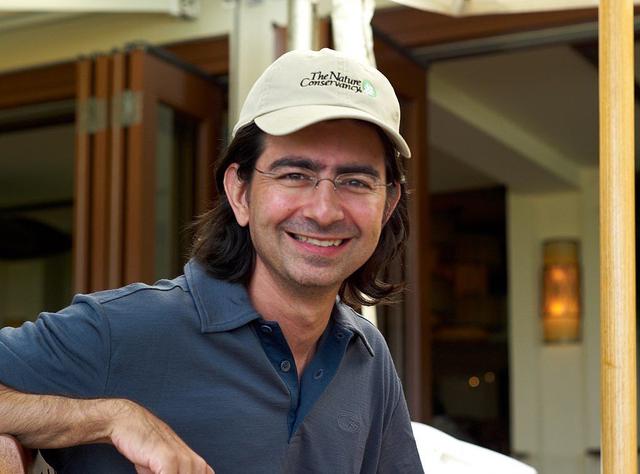 FOTO 3 | 8. Pierre Omidyar. Nacido en París de padres iraníes, Pierre Omidyar se trasladó a Estados Unidos y en ese país hizo su enorme fortuna. Creó el sitio de venta por Internet llamado eBay, que lo hizo multimillonario.
Además de sus esfuerzos filantrópicos, Omidyar tiene una predilección por la prensa y el periodismo de investigación. Su proyecto más ambicioso fue la creación de una plataforma para publicar los documentos filtrados por Edward Snowden, ex agente de la CIA.