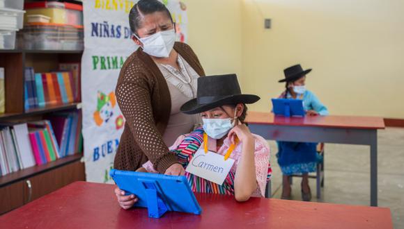 Este martes 6 de julio se inició la vacunación contra el COVID-19 a profesores rurales del país para garantizar las clases semipresenciales en medio de la pandemia.  (Foto: Minedu)