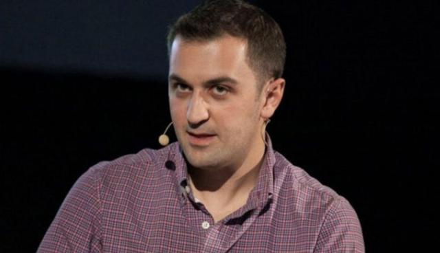 FOTO 12 | 12. John Zimmer: Cofundador, Lyft. John Zimmer dijo: “Nos dijeron que cerráramos Zimride (una startup de viajes compartidos, precursor de Lyft, que Zimmer empezó en Cornell). Nos dijeron: ‘A ustedes les apasiona el transporte, ¿pero qué pasaría si hicieran otra cosa?’ Creo que haber decidido mantenernos en ese camino fue lo correcto.”

Apegarte a una especialidad es un consejo sólido porque reduces tu enfoque y puedes refinar lo que haces para ser el mejor. Tu nicho necesita resolver un problema (por ejemplo, Lyft cubrió una necesidad de transportación) y que esto tenga potencial para hacer dinero. Si tienes esas dos cosas, ten fe aunque los demás no la tengan. (Foto: JD Lasica | Flickr)