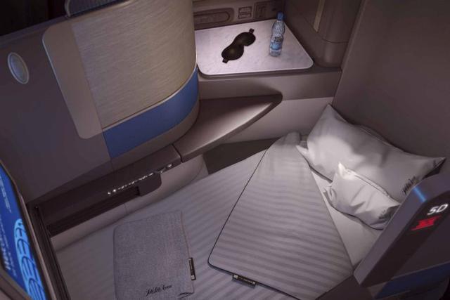 A bordo, las cabinas Polaris estarán diseñadas siguiendo un patrón 1-2-1 levemente inclinado y escalonado; hay paneles divisorios de privacidad controlados electrónicamente para la sección del medio. En lugar de puertas, los asientos tendrán luces de “No 