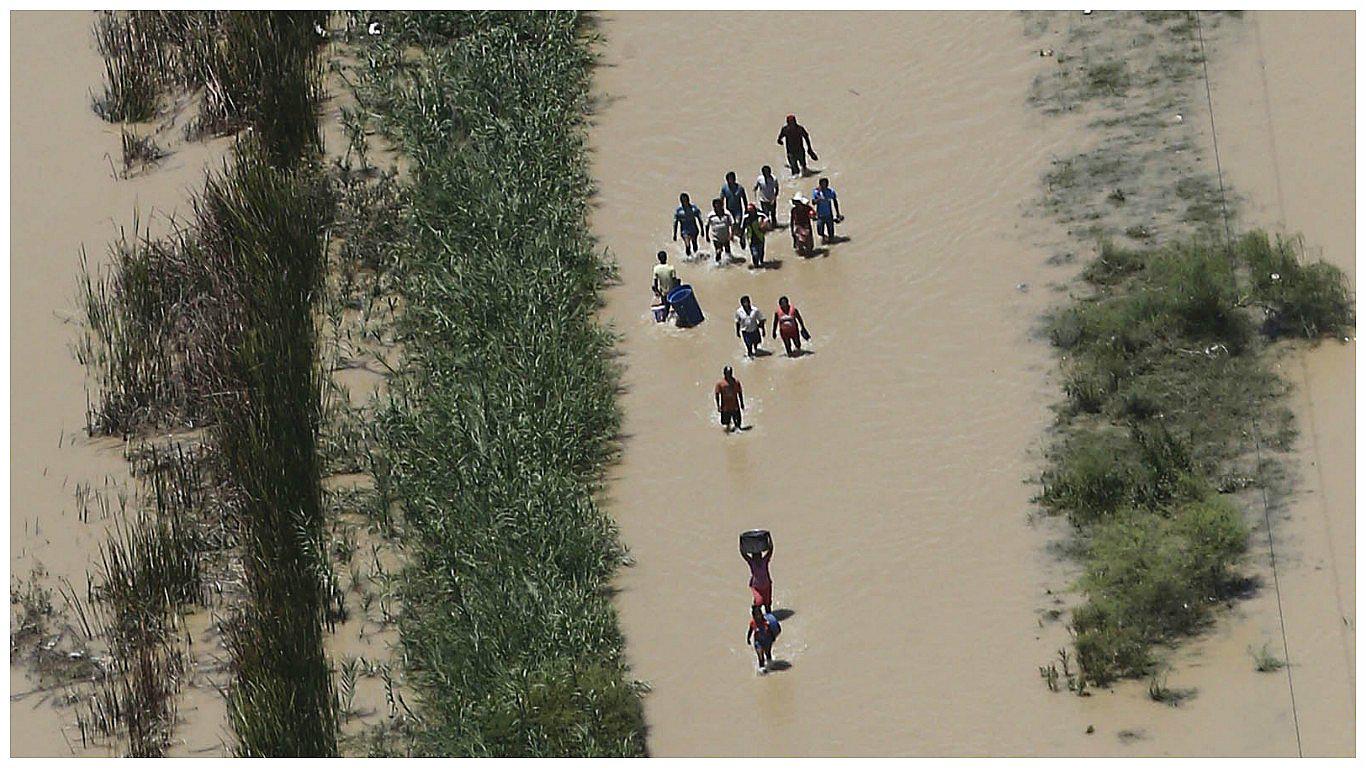 El Niño puede ocurrir a intervalos irregulares alrededor de Navidad y provocar escasez de peces y lluvias torrenciales en el Perú, así como sequías prolongadas en partes de América del Sur, Indonesia, Australia y África.