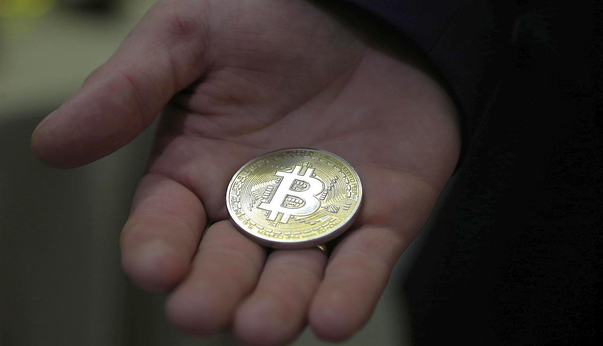 El uso de criptomonedas está en ascenso no solo el mundo, sino también en el mercado peruano. Si usted tiene planeado empezar a usar el bitcoin para hacer pagos, tome en cuenta estas recomendaciones de Bits2u. (Foto: EFE)<br>