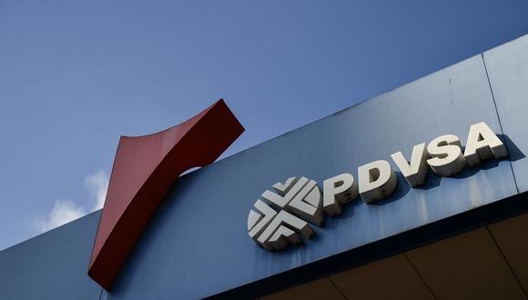 El logotipo de la compañía petrolera estatal venezolana PDVSA, en una gasolinera en Caracas, el 29 de enero de 2019. (Foto de Luis ROBAYO/AFP)
