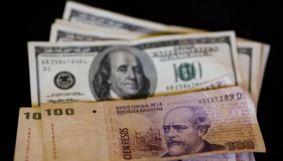 Dólar y peso argentino. (Foto: AP)