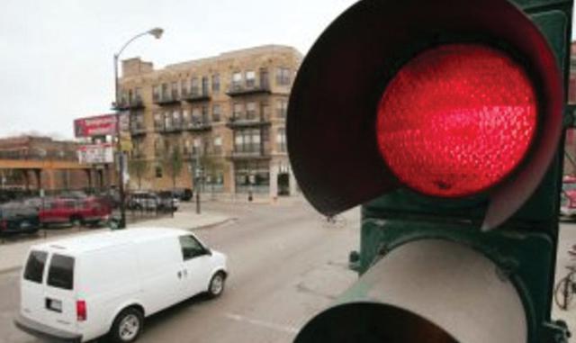 4 Choque por cambio de luz: El cambio de luz en el semáforo es la oportunidad de demostrar quién es el más “vivo”. Se recomienda respetar siempre las señales de tránsito y tomar unos segundos para evaluar si la pista está libre de obstáculos, ello evitará