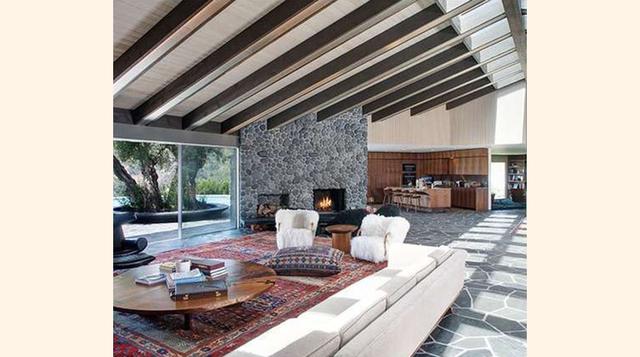 Adam Levine. Adam Levine informó de su recién remodelada mansión de Beverly Hills por 17,5 millones de dólares el mes pasado. El vocalista de Maroon 5 compró la casa por 4,83 millones de dólares en 2012, tres veces menos que lo que se ha gastado en la ref