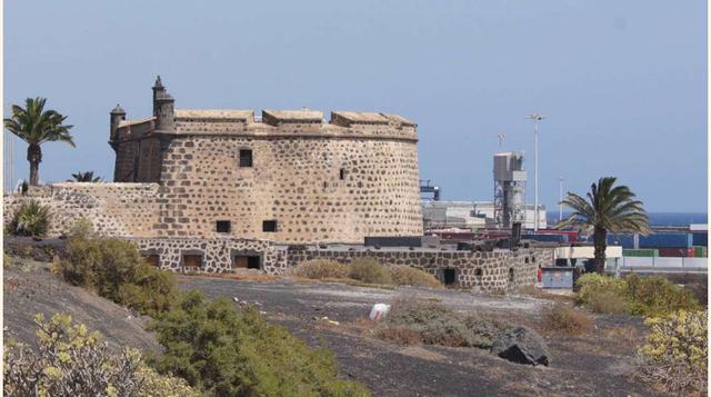 Castillo de San José, Construido entre 1776 y 1779 por orden del rey Carlos III, su objetivo principal consistía en proteger la isla de los ataques piratas. Sin embargo, el proyecto perseguía otro fin al mismo tiempo, y es que su construcción comenzó en u
