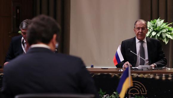 El Ministro de Relaciones Exteriores de Rusia, Sergei Lavrov (derecha), y el cancilles de Ucrania, Dmytro Kuleba (de espaldas), asisten a la reunión en Antalya, Turquía. (AFP).