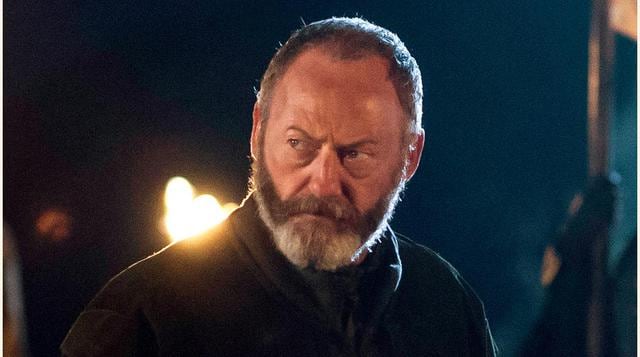 En la serie no se menciona que Davos Seaworth tiene siete hijos en total. Sólo uno: el que muere en la batalla del Aguasnegras.
