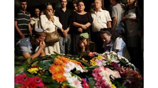 Amigos y familiares del sargento israelí. Barkey Ishai Shor, lloran ante su tumba. (Foto: AFP)