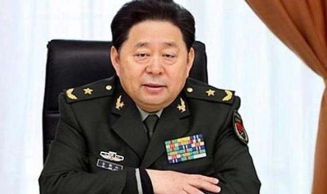 FOTO 2 | El ex teniente general chino Gu Junshan amasó una fortuna producto de sobornos, según medios locales, acumulando propiedades, cajas de licor de Moutai e incluso una estatua de oro sólido de Mao Zedong.