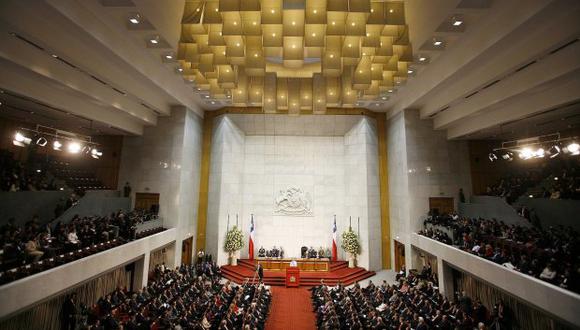 La propuesta de los congresistas chilenos contiene amplios mecanismos de participación ciudadana y, si se cumplen los plazos previstos, la nueva Carta Magna puede entrar en vigencia el año 2021.(Foto:Reuters)