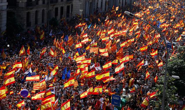 FOTO 1 | Los manifestantes llevaban banderas de España y Cataluña, coreaban lemas como “No se engañen, Cataluña es España” y “Puigdemont a prisión” refiriéndose al presidente de la región. (Foto: Reuters )