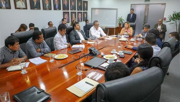 La ministra de Producción, Rocío Barrios, en reunión con los gremios pesqueros. (Foto: Difusión)