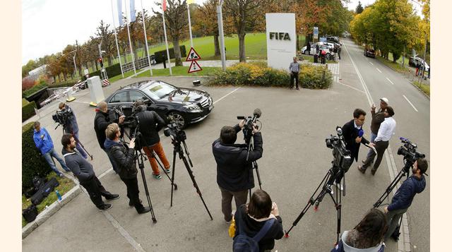 Blatter siguió adelante pese a que Estados Unidos acusó en mayo a 14 dirigentes de fútbol y ejecutivos de marketing deportivo de corrupción, ignorando pedidos para que se suspendiera un Congreso de la FIFA. El suizo fue reelecto apenas dos días después po