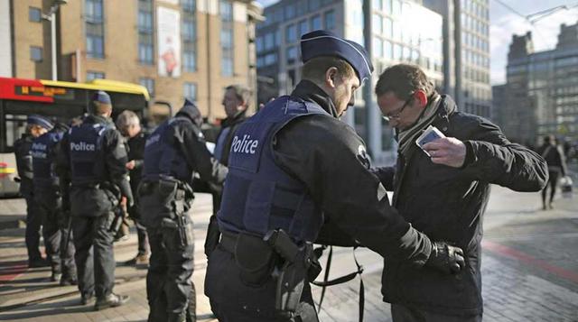 22 de marzo: Bélgica – Atentados coordinados, reivindicados por el grupo Estado Islámico (EI) en el aeropuerto y el metro de Bruselas dejan 32 muertos. (Foto: Reuters)