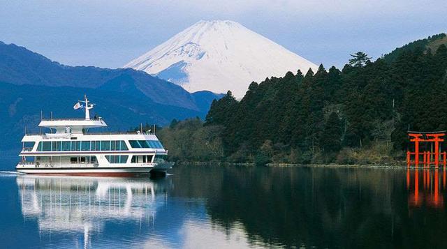 Monte Fuji (Japón): Hay muchas formas de conocerlo (incluso se puede escalar), pero nosotros te proponemos que navegues por el lago Ashi, que ofrece una de las mejores panorámicas de la postal más típica de Japón. Descubre el Monte Fiji, la capital Tokio 