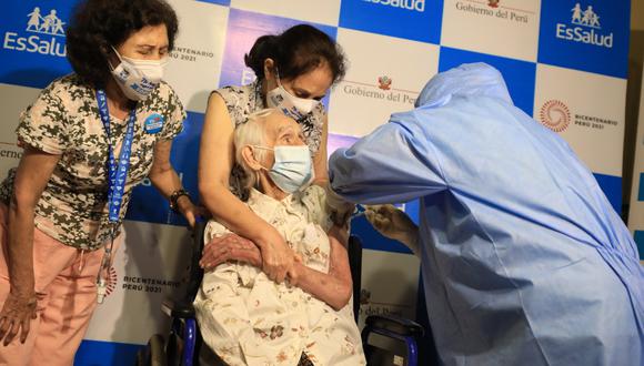 La primera adulta mayor en ser vacunada fue una mujer de 104 años.  (Juan Carlos Dominguez / EsSalud)