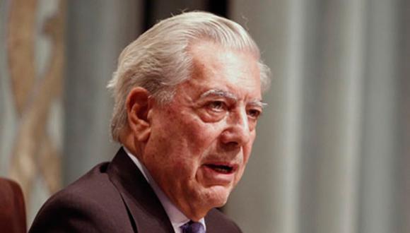 Mario Vargas Llosa llega para presentar una exposición fotográfica en la Embajada de Perú en Washington, DC, el 18 de noviembre de 2011. (Foto de archivo: EFE)