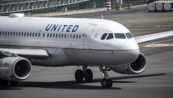 Imagen referencial. Un avión de United Airlines se prepara para despegar desde un aeropuerto. (PEDRO PARDO / AFP).