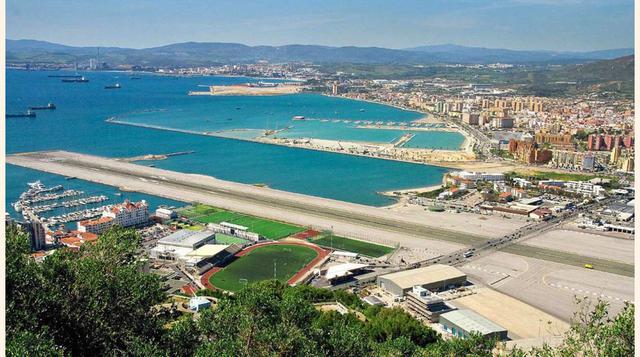 FOTO 2 | Aeropuerto de Gibraltar, es famoso por su pista junto al mar y porque a esa pista le atraviesa una autovía.