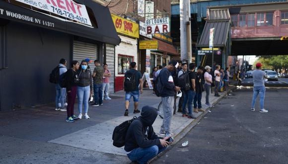 Migrantes que buscan empleo esperan oportunidades laborales en el distrito de Queens de Nueva York, 29 de junio de 2023. Fotógrafo: Javier Alvarez/Bloomberg