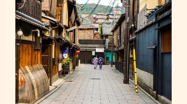 Ishibe-Koj (Gion, Kyoto). En las calles de Gion se escucha un incesante tic-tac-tic-tac… Proveniente de los zapatos de madera de las geishas de Kyoto. Gion es el distrito de estas musas japonesas y sus calles, recuerdos de un Imperio que todavía no ha suc