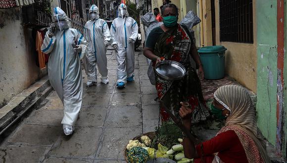Trabajadores de salud recorren un barrio de Bombay durante la pandemia de COVID-19 en India. (EFE)