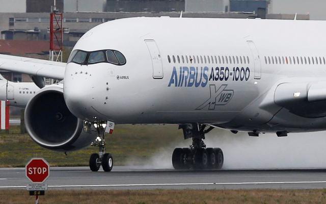 El avión de fibra de carbono, siete metros más largo y con capacidad para transportar a 40 personas más que el A350 que ya se encuentra en servicio, inició su vuelo debut de tres horas a las 0942 GMT. (Foto: Reuters)