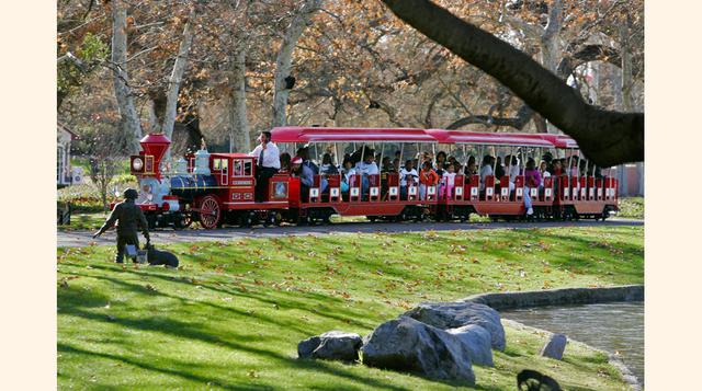 Niños y adultos fueron fotografiados usando el tren en 2004, cuando Jackson lanzó una celebración navideña. (Foto: businessinsider)