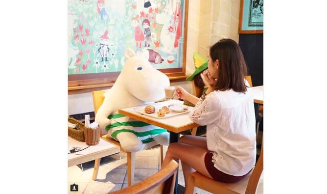 Cafetería para los solteros. Por lo general es algo incómodo ir a una cafetería solo, ¿pero qué hacer si no encontraste una compañía en toda la tarde? En esta cafetería encontraron una solución excelente: a cada cliente se le pone en la mesa un mumin de j