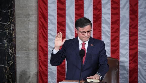 El recién elegido presidente de la Cámara de Representantes de los Estados Unidos, Mike Johnson, presta juramento en el Capitolio de los Estados Unidos en Washington, DC, el 25 de octubre de 2023. (Foto de TOM BRENNER / AFP)