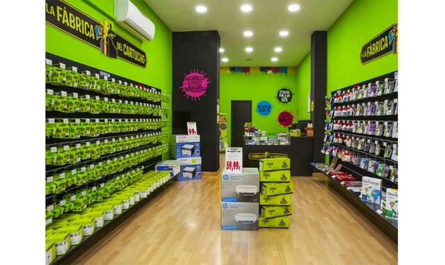 FOTO 7 | La Fábrica del Cartucho. Especializada en la venta y reciclado de cartuchos de tinta y toners, la franquicia expone, como ventaja competitiva, que "el cliente elige entre original, reciclado o reciclar su propio cartucho en la máquina de rec