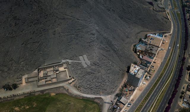 FOTO 10 |  Una torre de departamentos y una carretera rodean un cementerio de adobe construido hace más de 900 años atrás.