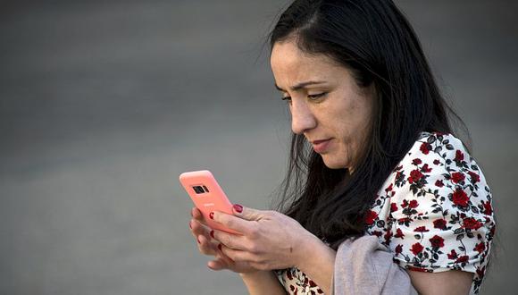 El uso de smartphones puede ocasiones lesiones 'incapacitantes'. (Foto: AFP) | Referencial