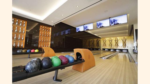 En el interior de la mansión hay incluso una bolera de cuatro carriles.