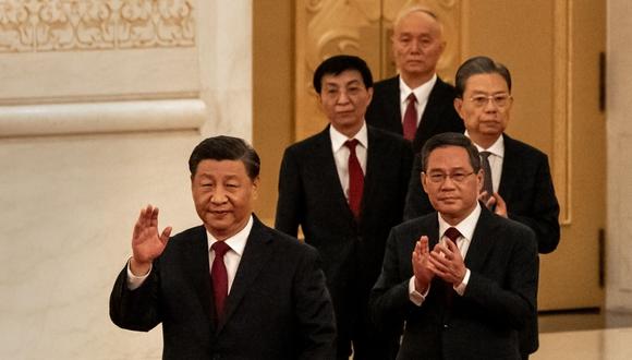 Xi Jinping, presidente de China, al frente con miembros del nuevo Comité Permanente del Politburó del Partido Comunista de China, llegan para su inauguración en el Gran Salón del Pueblo en Beijing, China, el domingo 23 de octubre de 2022.