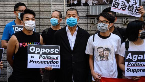 El magnate de los medios Jimmy Lai (centro), junto a los activistas prodemocracia en una imagen del 4 de junio de 2020. (Foto: AFP).