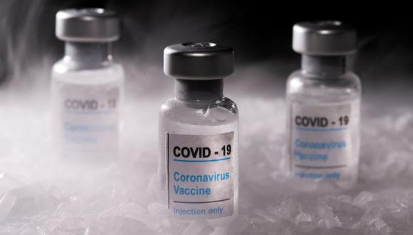Los viales etiquetados como "Vacuna contra el coronavirus COVID-19" se colocan en hielo seco en esta ilustración tomada el 4 de diciembre de 2020. (REUTERS/Dado Ruvic).