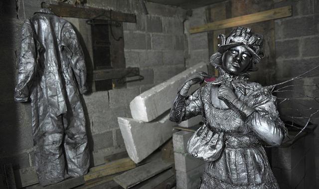 En la isla circulan dos monedas locales, se puede ganar en una y gastar en otra. El CUC, la moneda fuerte, está casi a la par con el dólar. El salario no alcanza, aun cuando cada cubano recibe algunos alimentos subsidiados por la libreta de abastecimiento