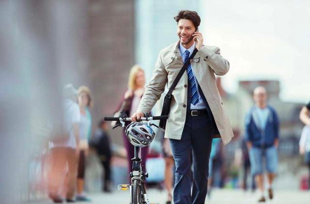 FOTO 7 | ELUDE LAS TARIFAS ALTAS DE ROAMING. Además de dominar el arte de eludir los aranceles de las transacciones extranjeras, los honorarios de los cajeros automáticos y otros gastos corrientes de viaje en el extranjero, vale la pena investigar tus opciones para mantenerte conectado con tus seres queridos, sin pagar una prima costosa por el roaming (itinerancia) internacional de datos. Comienza por definir tu uso actual de datos. Luego, explora opciones de itinerancia ilimitada temporal con diferentes proveedores. El plan T-Mobile One Plus International de T-Mobile, que es económico y asequible, por ejemplo, está disponible por 25 dólares por mes. Por otro lado, AT&T ofrece roaming 4G en más de 100 países y un pase de un día con un precio de 10 dólares que permite el roaming internacional, lo que te hace posible evitar penalizaciones por cada texto o llamada que haces si viajas durante un período de 24 horas. (Foto: Getty)