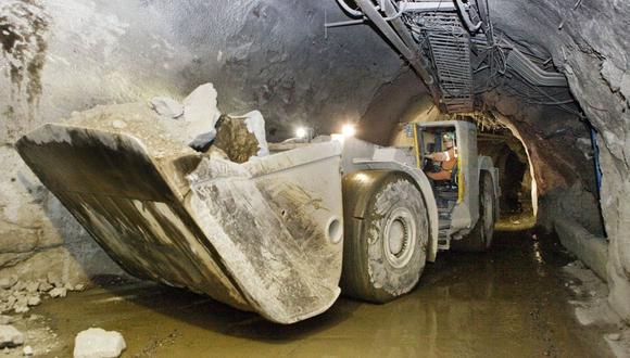 Un trabajador transporta rocas en la mina de cobre El Teniente, propiedad y operada por la Corporación Nacional del Cobre de Chile (Codelco), cerca de Rancagua, Chile, el viernes, 15 de abril de 2011. Fotógrafo: Bloomberg/Bloomberg