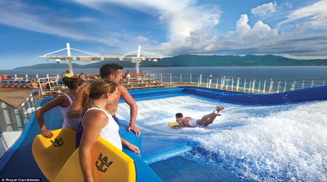 EL barco cuenta con dos FlowRiders con olas simuladas para practicar surf y dos paredes para escalar. También se puede practicar patinaje sobre hielo en una pista cubierta. (Foto Royal Caribbean)
